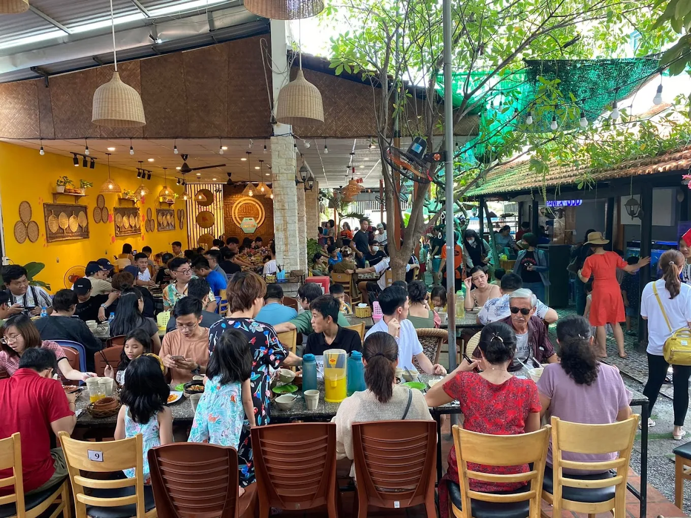 Cơm niêu Panda đông khách du lịch ghé thưởng thức