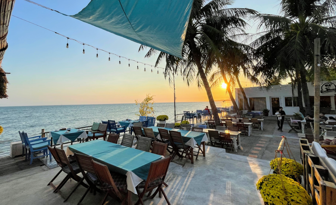 Nhà hàng Một Nắng có nhiều hải sản tươi sống, không gian hướng ra biển