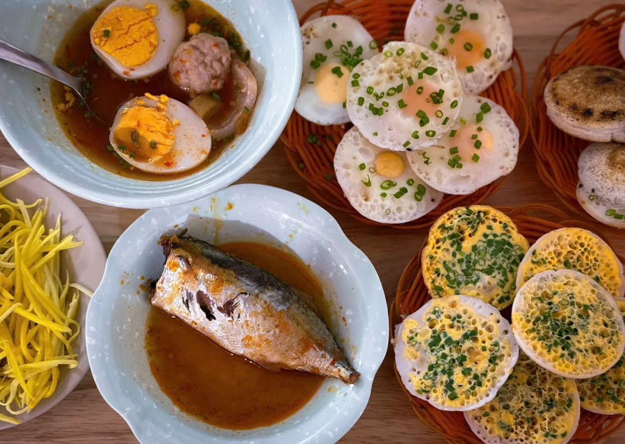 Bánh căn quán Tám chấm nước cá kho đặc trưng miền biển