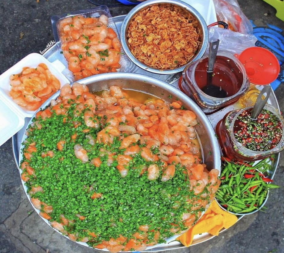 Bạn có thể dễ dàng bắt gặp những mâm bánh bột lọc này trên đường ở Phan Thiết