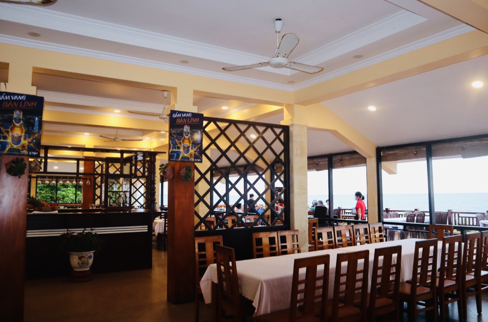 Không gian thoải mái phục vụ các đặc sản trứ danh tại Phan Thiết