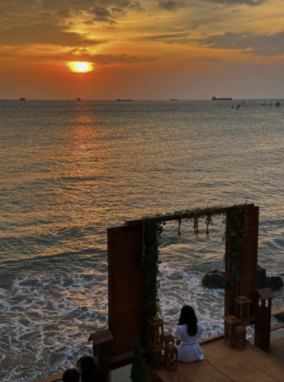 Một trong những quán cà phê trên đường Trần Phú có view biển tuyệt đẹp