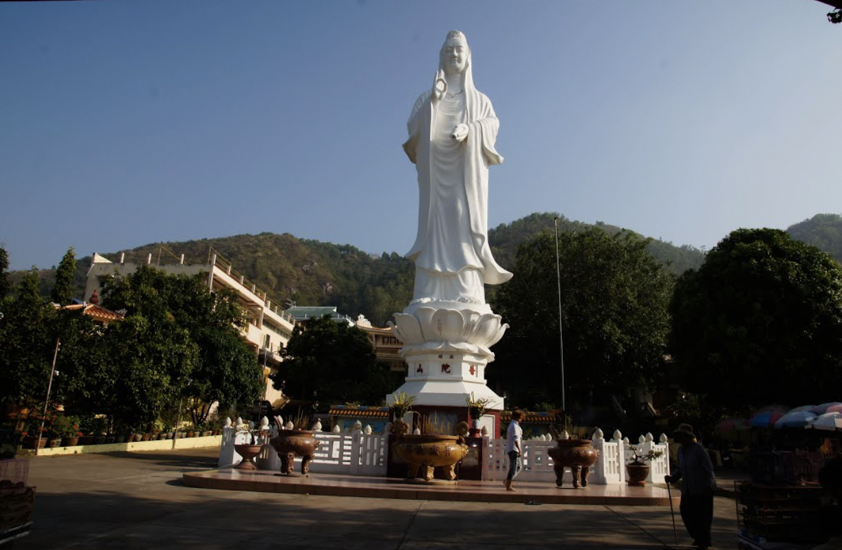 Không gian rộng rãi, cây xanh bao quanh xung quanh khu vực thư giãn