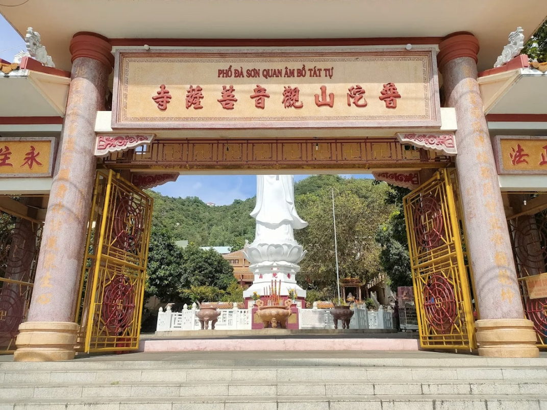 Chùa Phổ Đà Sơn Quan Âm Bồ Tát Tự là địa điểm sâu bái của phật tử, người dân địa phương 