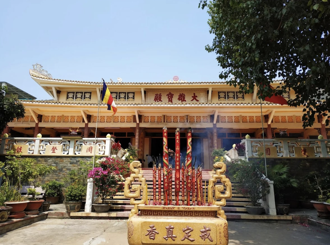 Du khách có thể dâng hương cầu bình an khi đến chùa Quan Âm Bãi Dâu Vũng Tàu
