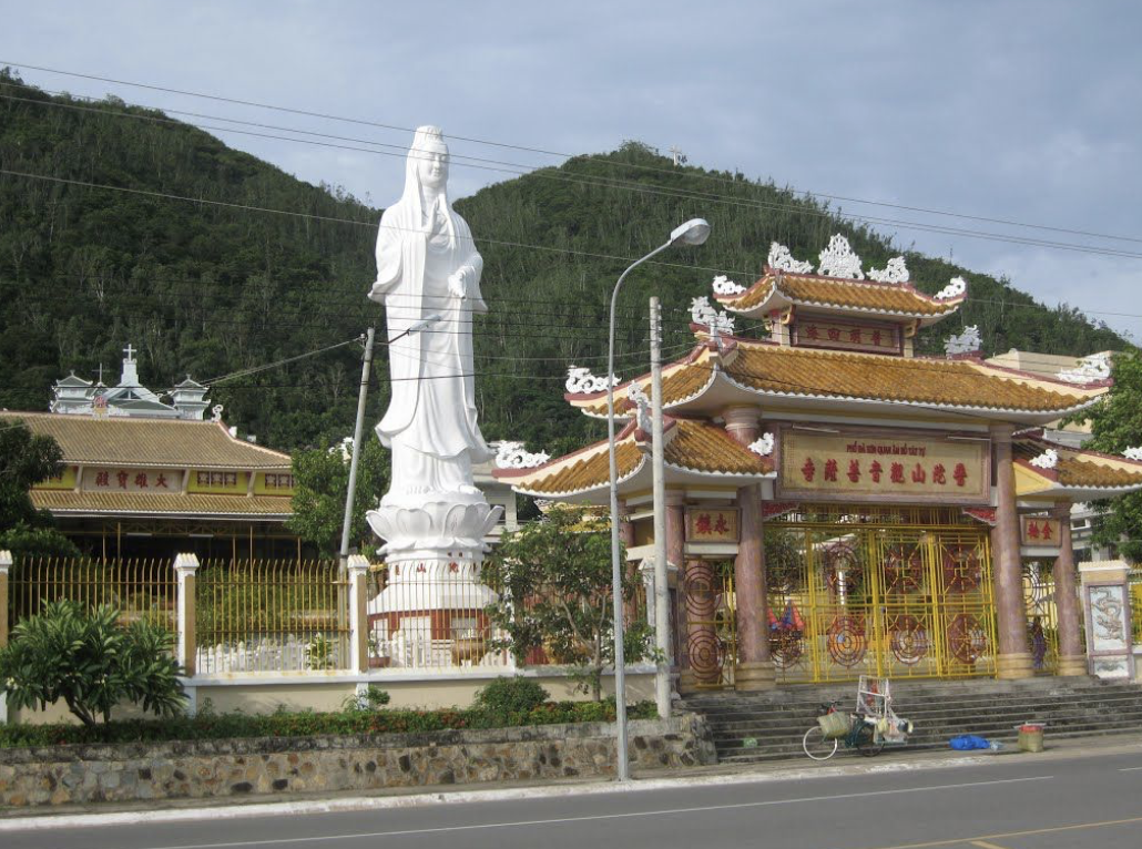 Chùa Quan Thế Âm Bồ Tát Vũng Tàu nhìn từ xa